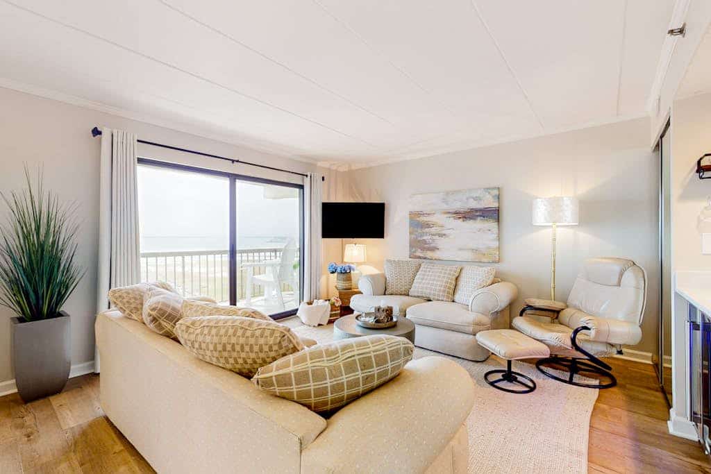 Bayfront condo with breathtaking top-floor views & pool - walk everywhere