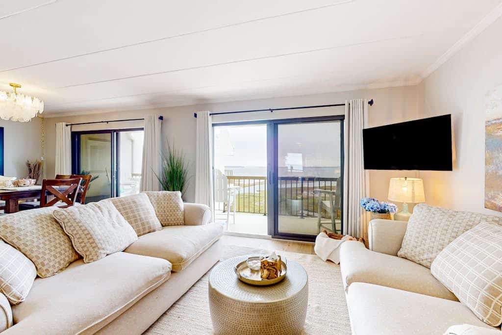 Bayfront condo with breathtaking top-floor views & pool - walk everywhere