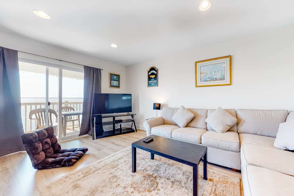 Waterfront Getaway w/ Free WiFi, a Furnished Balcony, Central A/C, & a Boat Dock