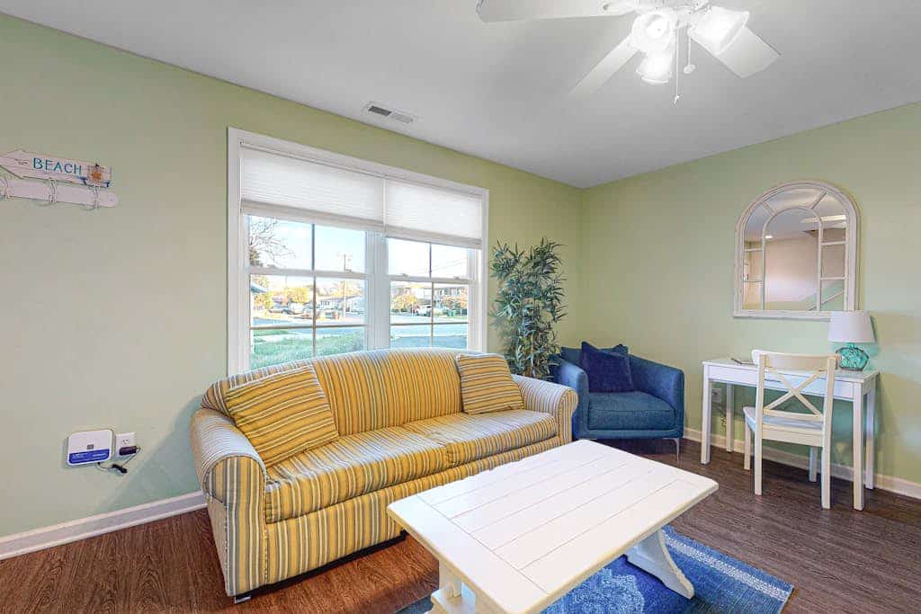 Sunset Drive townhouse with WiFi, private W/D & central AC - dog-friendly