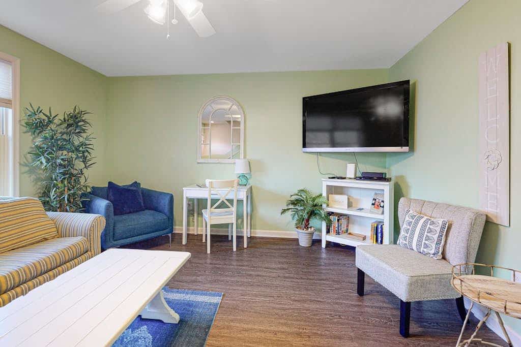 Sunset Drive townhouse with WiFi, private W/D & central AC - dog-friendly