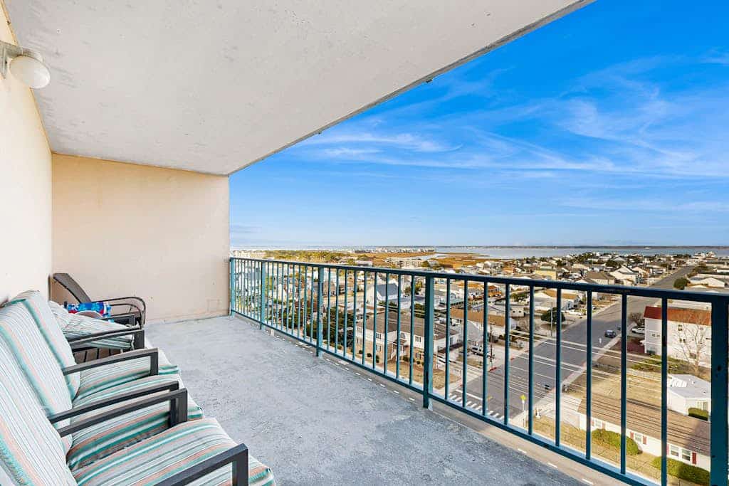 Capri Condo w/ Bay View Balcony, WiFi, AC, W/D & Shared Pool/Gym/Tennis/Sauna