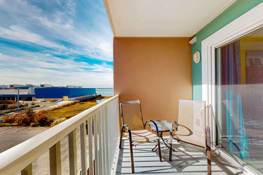 Bay-view Makai studio with shared pool, gym, sauna, & billiards - walk to beach