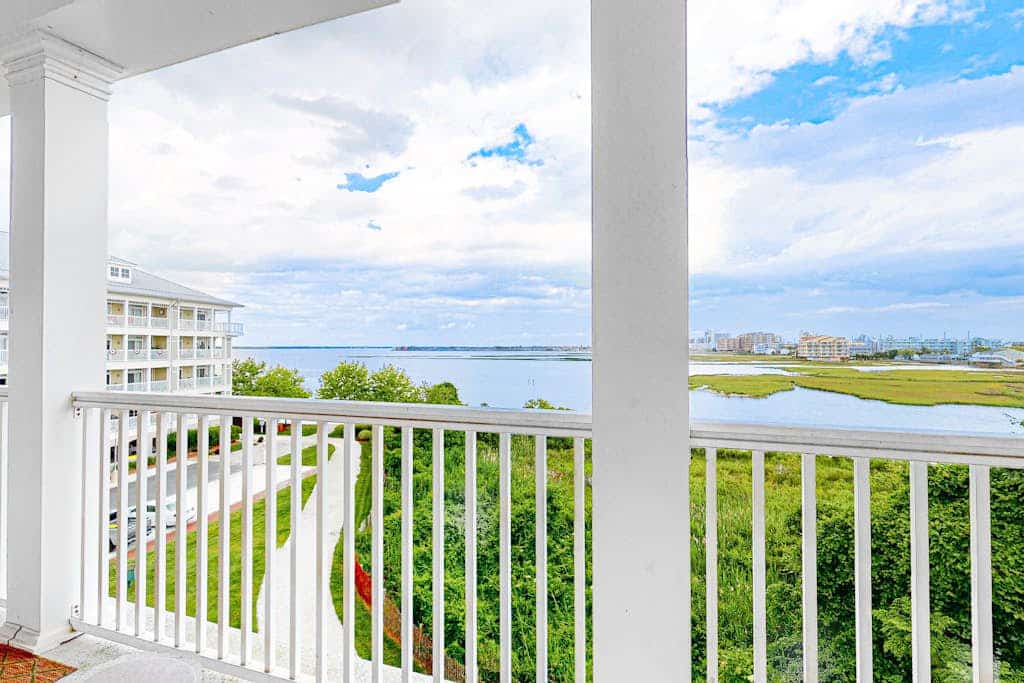 Amazing Family Condo w/ AC, Private W/D, Shared Pool, Free WiFi, & Bay Views