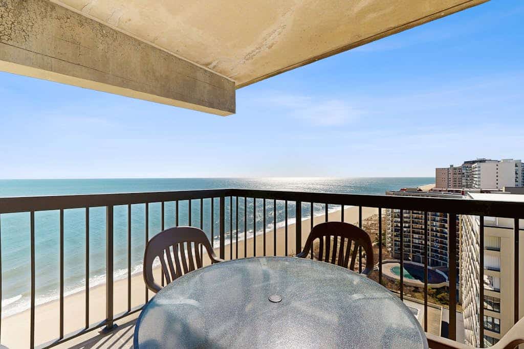 Superb beach condo with balcony, views, pools, gym, tennis, sauna & AC