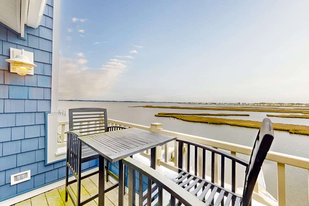 Bayfront townhome with 3 balconies, a shared pool & only 5 blocks to the beach