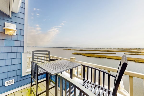 Bayfront townhome with 3 balconies, a shared pool & only 5 blocks to the beach