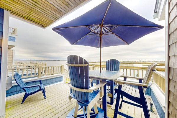 Bayfront townhome with 3 balconies, a shared pool & only 5 blocks to the beach