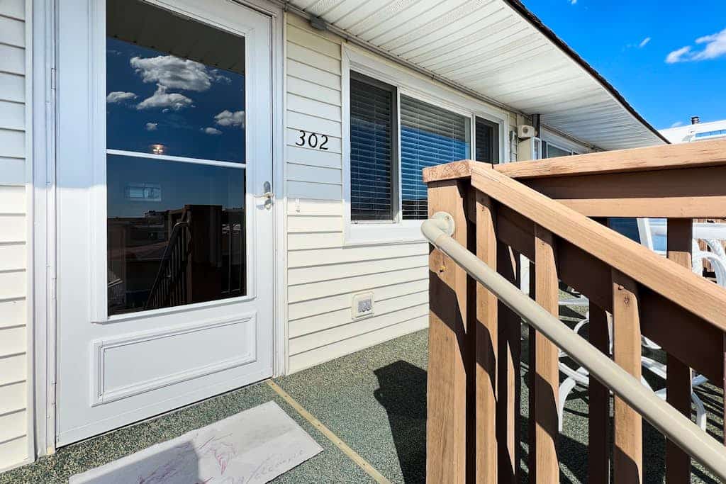 Top-floor condo with ocean view & balcony - steps to beach, near Northside Park