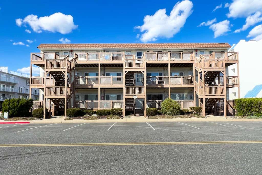Top-floor condo with ocean view & balcony - steps to beach, near Northside Park