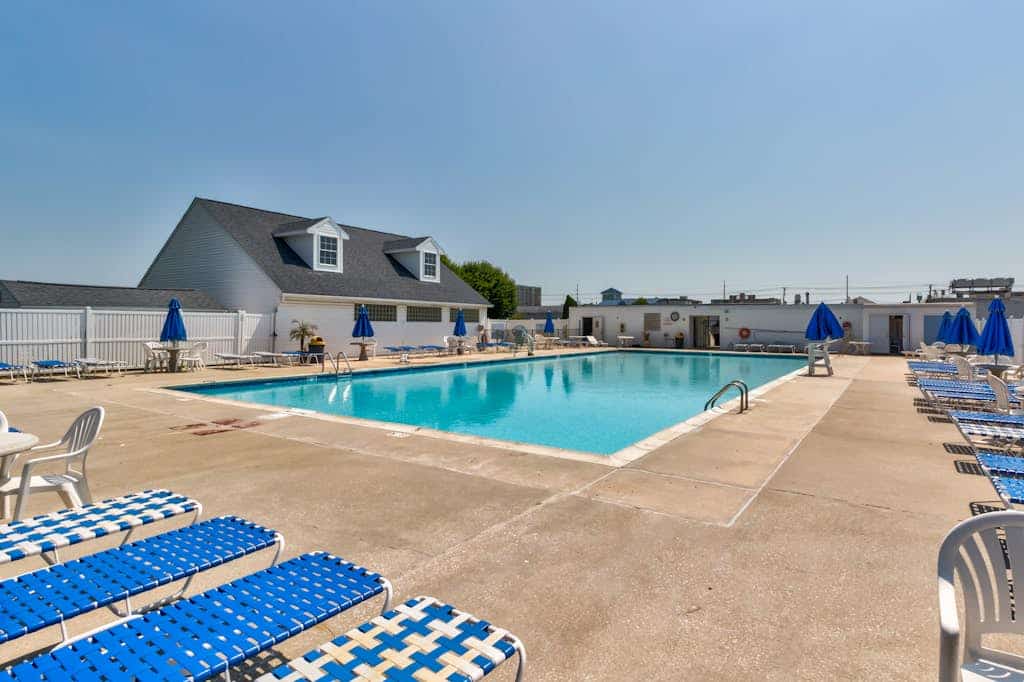 Spacious home w/ community pools, tennis, & docks - ADA compliant