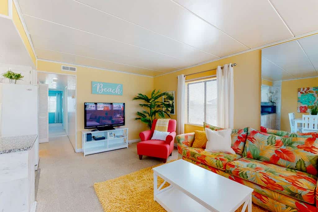 Happy beach condo w/partial ocean views from balcony/WiFi - near beach access