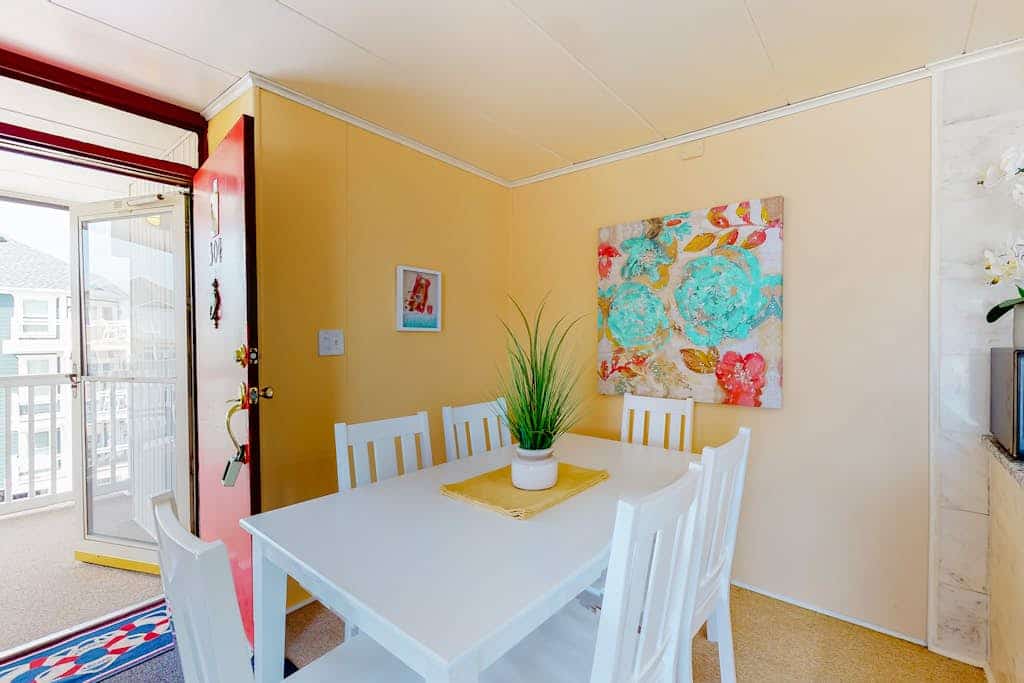 Happy beach condo w/partial ocean views from balcony/WiFi - near beach access