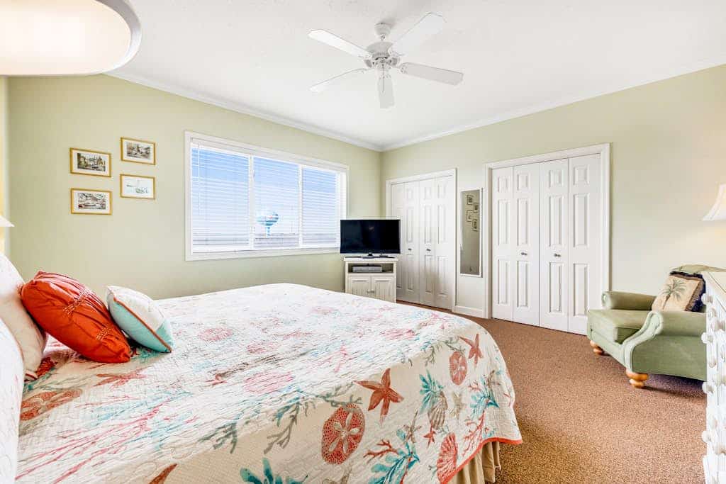 Jetty's Break 301 w/ Ocean View, Balcony, WiFi, Shared Pool - 1/2 Block to Beach