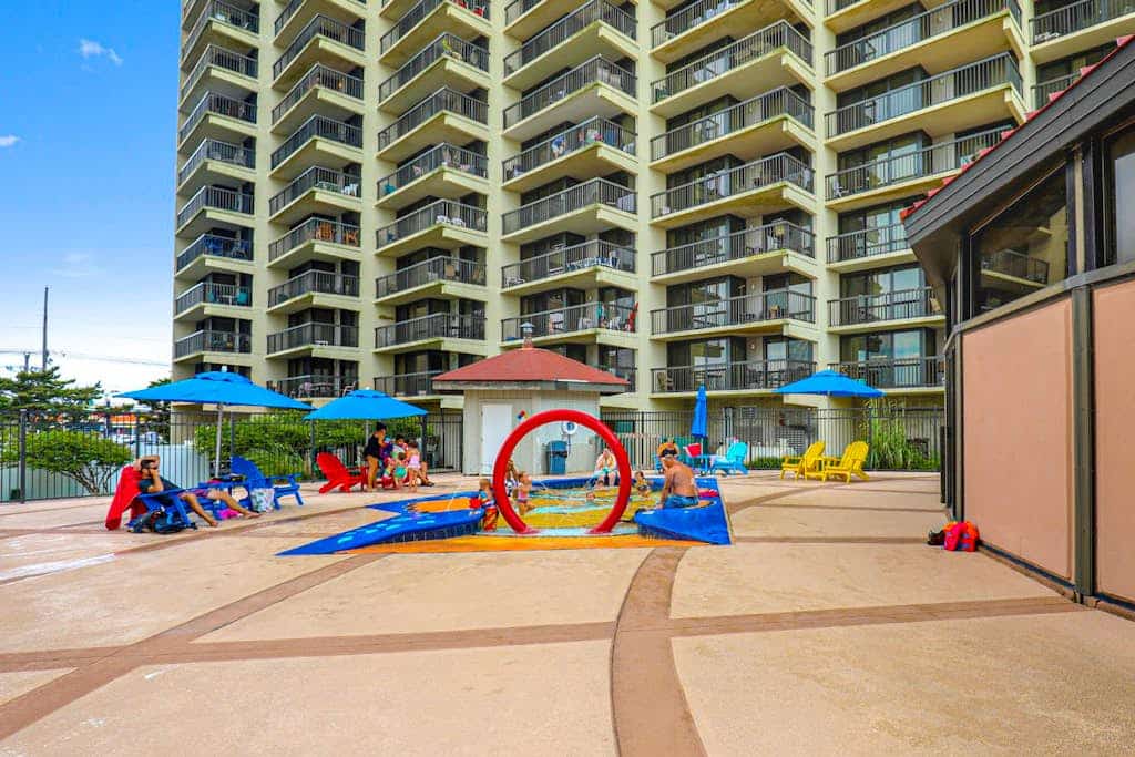 Modern & affordable beach condo with pools, gym, tennis, sauna & central AC