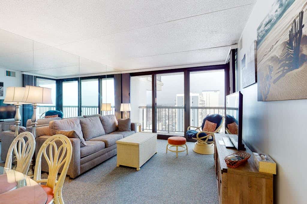 Modern & affordable beach condo with pools, gym, tennis, sauna & central AC