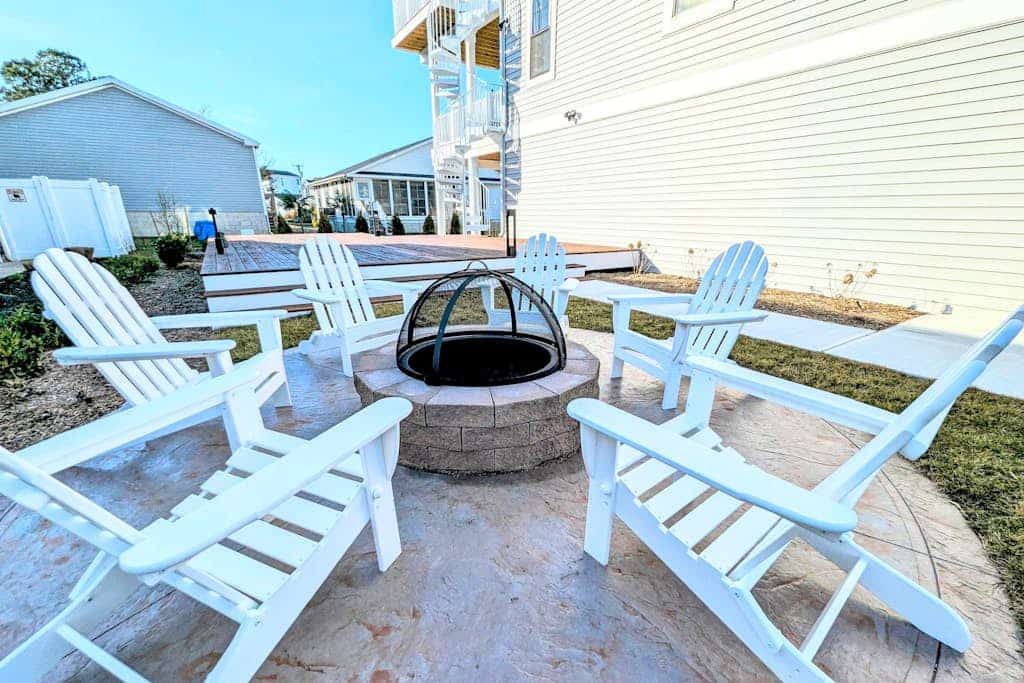 Brand-new, dog-friendly home with chef's kitchen, EV charger, decks, & firepit