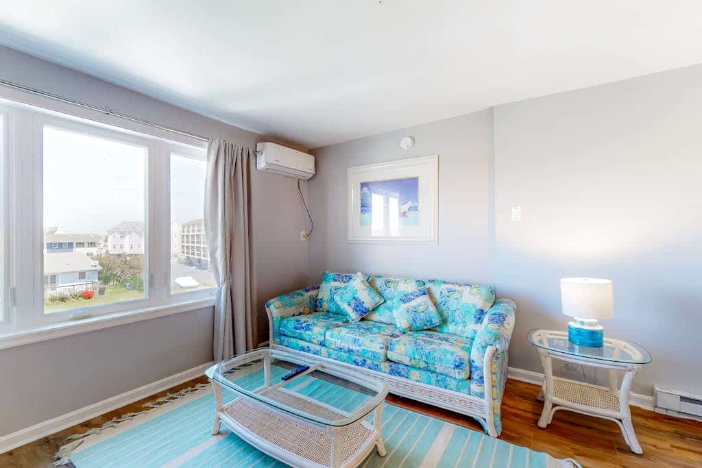 Third-floor canal view condo with fast WiFi, full kitchen - walk to attractions