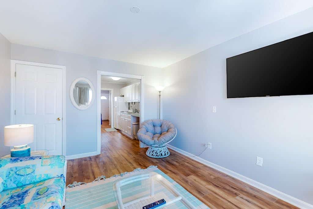 Third-floor canal view condo with fast WiFi, full kitchen - walk to attractions