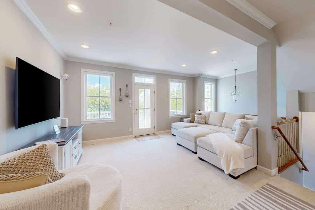 Bay view townhome with multiple decks, pool & gym - walk to the beach