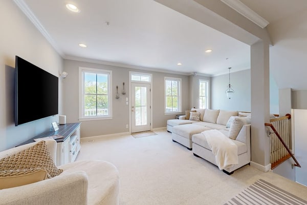 Bay view townhome with multiple decks, pool & gym - walk to the beach