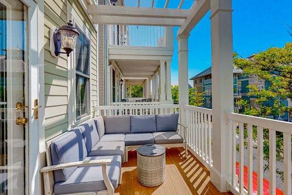 Bay view townhome with multiple decks, pool & gym - walk to the beach