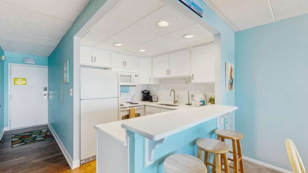 Stunning Beachfront Condo- fully equipped w/Shared Pool & Private Balcony & WiFi
