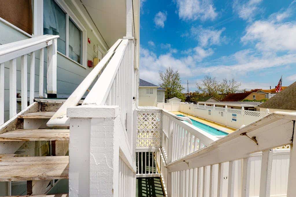 Classic Condo near the Beach & Downtown w/Shared Pool, Central A/C, Free WiFi