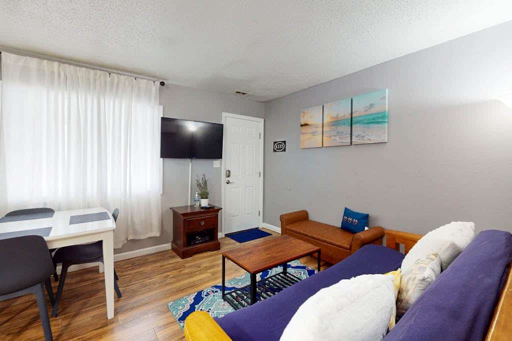 Classic Condo near the Beach & Downtown w/Shared Pool, Central A/C, Free WiFi