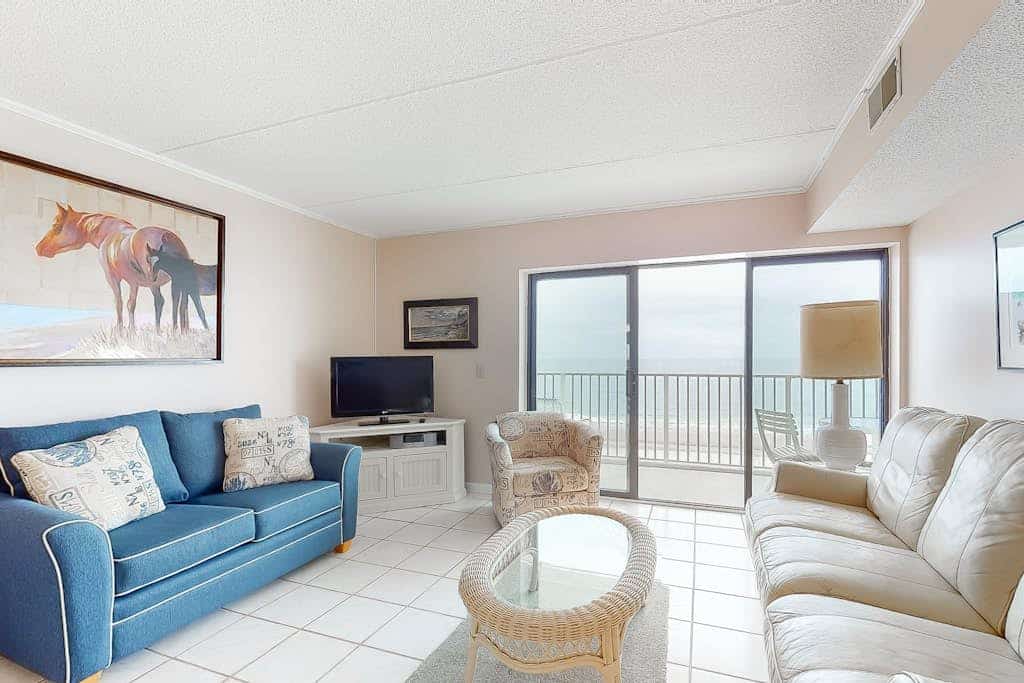Sixth-floor oceanfront condo w/central AC, washer/dryer, furnished balcony