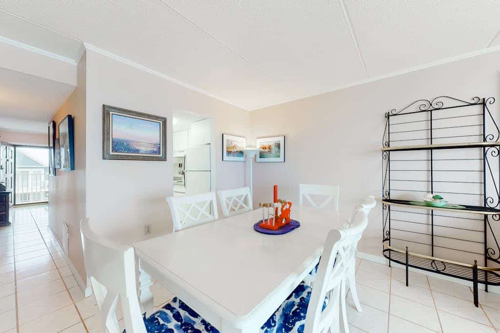Sixth-floor oceanfront condo w/central AC, washer/dryer, furnished balcony