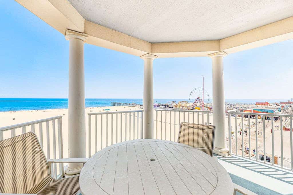 Oceanfront Condo w/ Ocean View, Private W/D, Free WiFi, Shared Outdoor Pool