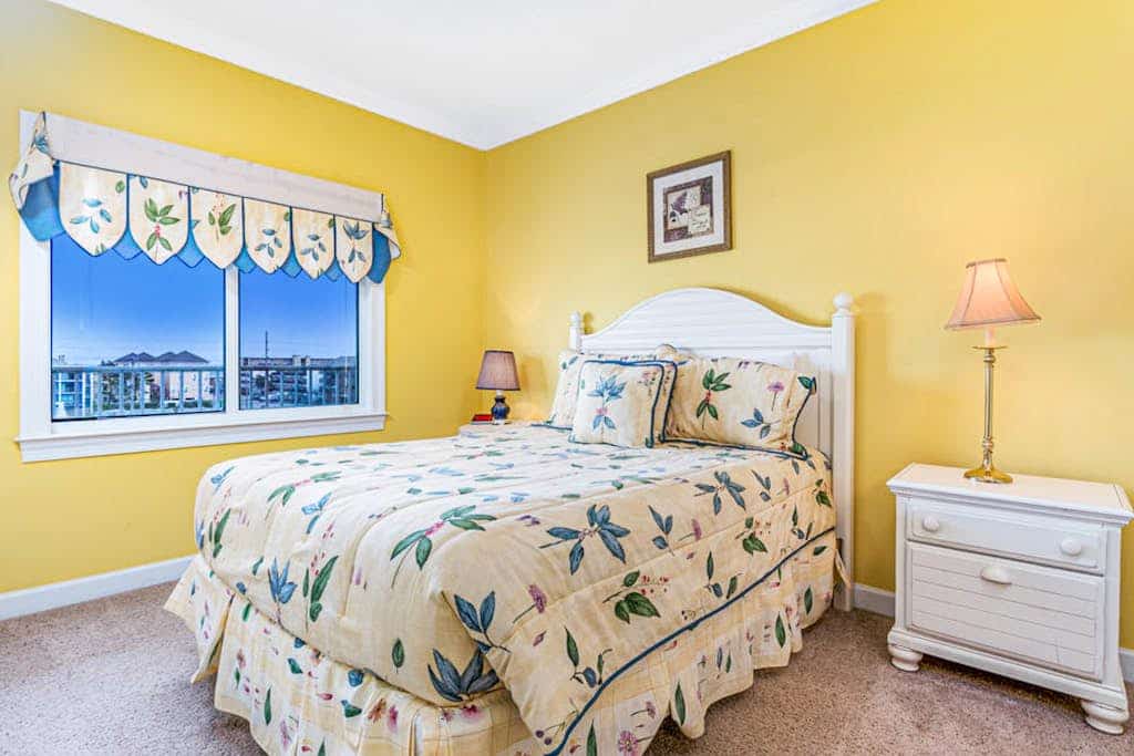 Lorelei I condo with free WiFi, AC, private W/D, and pool - two blocks to beach