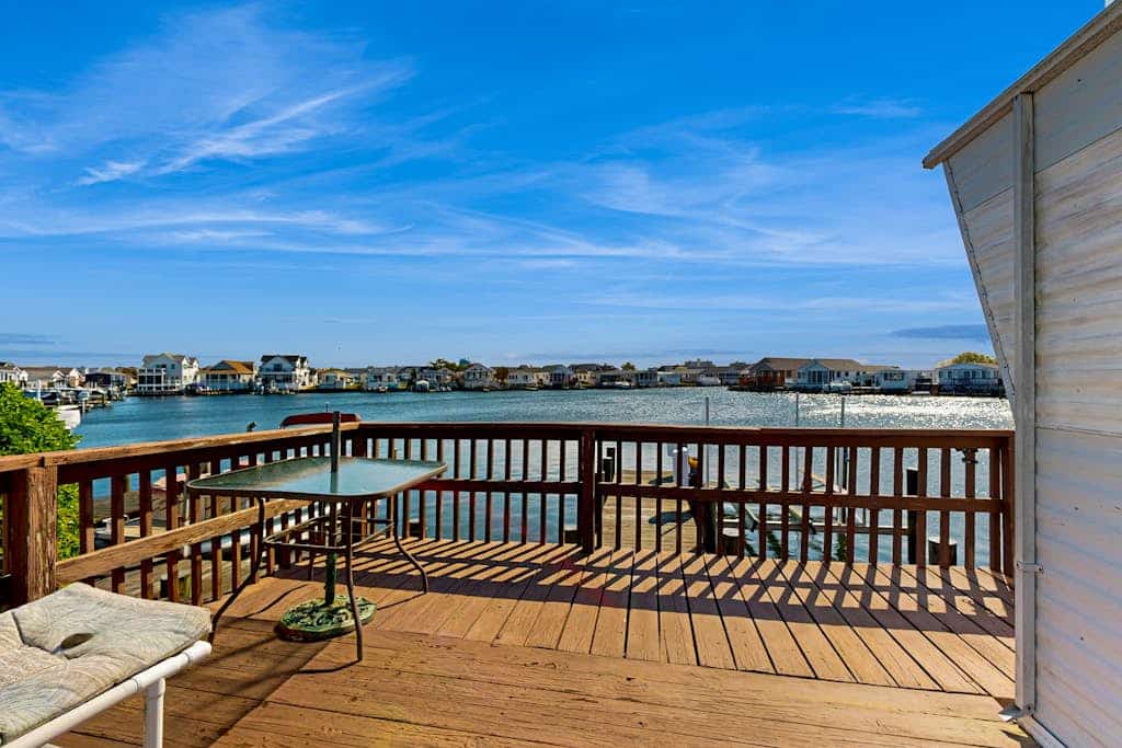 Bayfront mobile home with private dock, shared pools, & tennis court