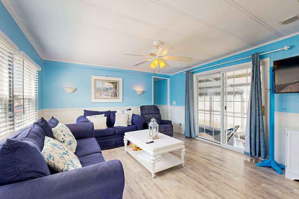 Bayfront mobile home with private dock, shared pools, & tennis court