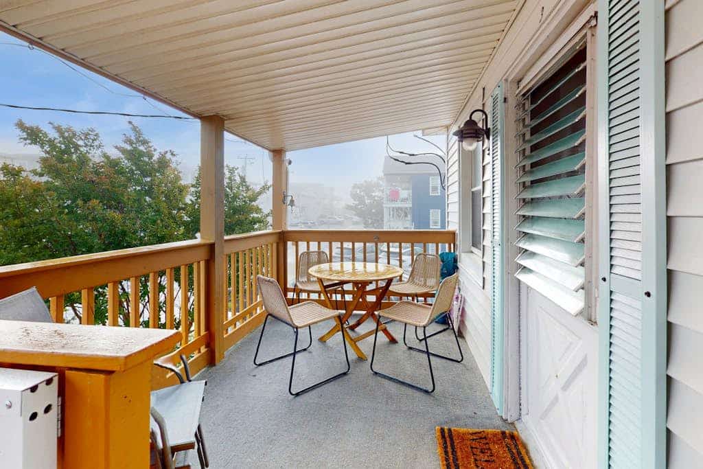 Homey, comfortable condo w/ a furnished balcony - just blocks from the beach