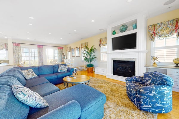 New custom-built decorator showcase with elevator, bay view & resort pools