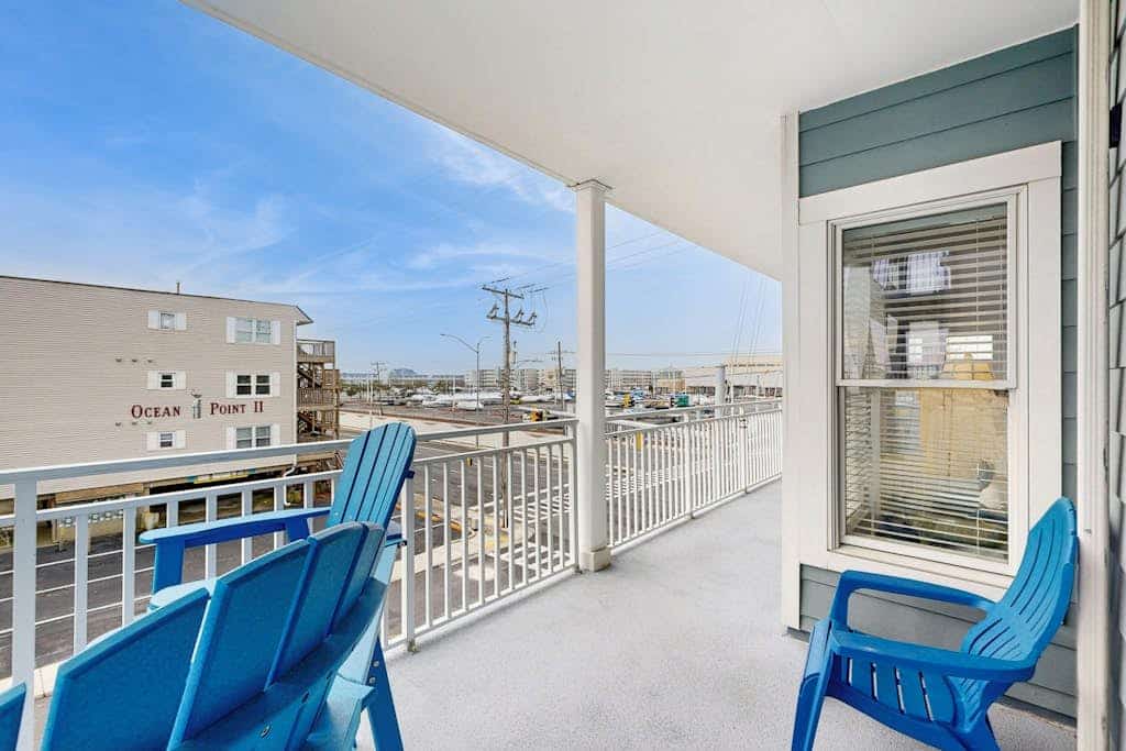 Spacious Condo near the Beach w/Free WiFi, Private Washer/Dryer, and Shared Pool