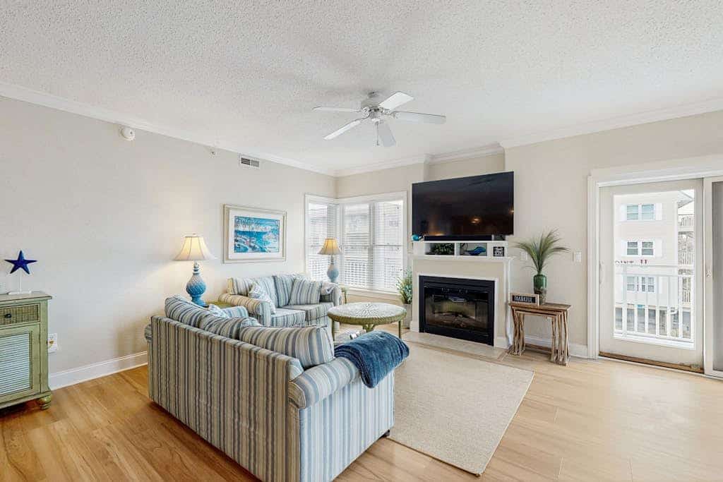 Spacious Condo near the Beach w/Free WiFi, Private Washer/Dryer, and Shared Pool