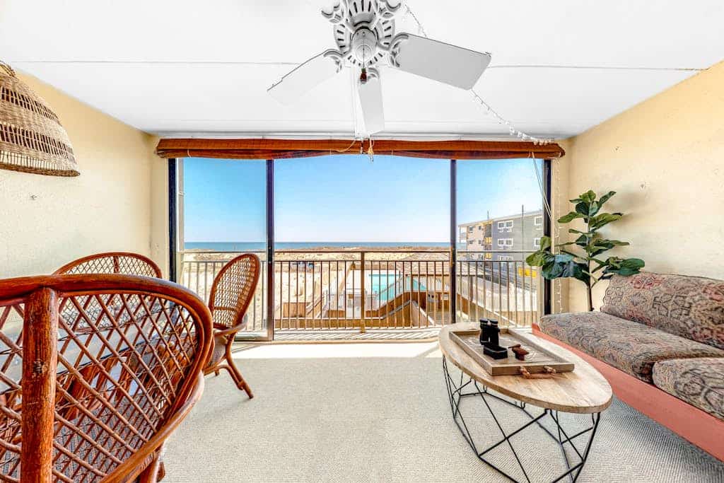 Stylish coastal gem with balcony, pool & beach access
