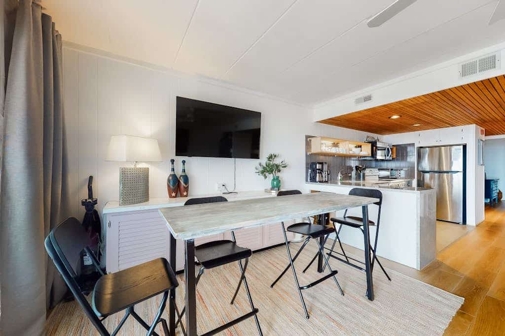 Stylish coastal gem with balcony, pool & beach access