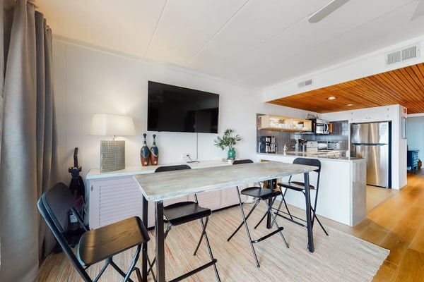 Stylish coastal gem with balcony, pool & beach access