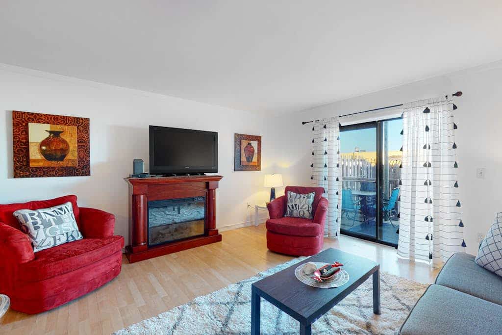 Cozy ground-floor condo w/community pool & furnished patio - walk to the beach