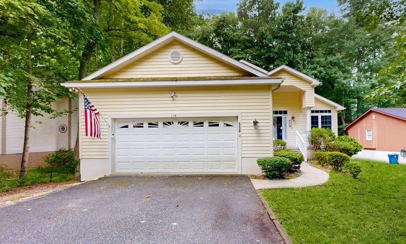 Eastern Shore Getaway with Screened Porch, WiFi & Access to 5 Pools & Beach Club