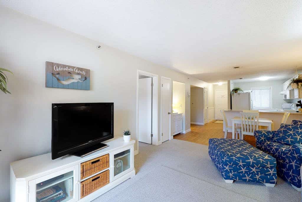 Well-Located Condo 2 Blocks from the Beach w/ AC & Private Laundry