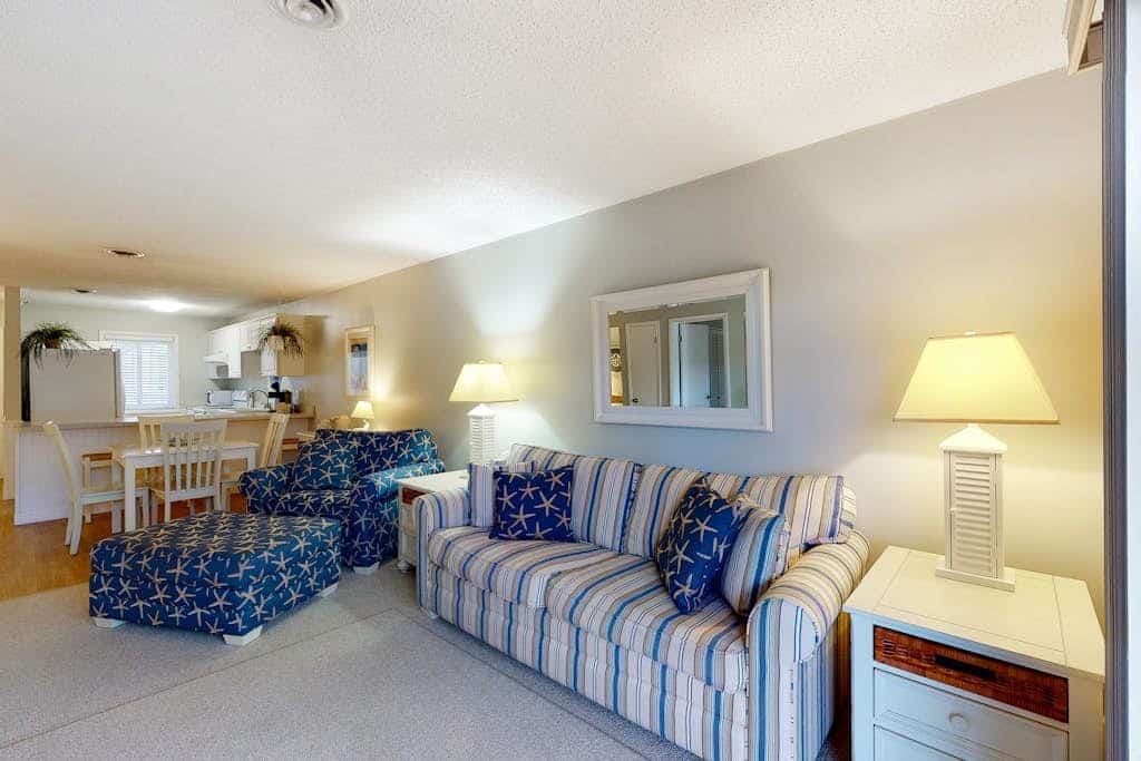Well-Located Condo 2 Blocks from the Beach w/ AC & Private Laundry