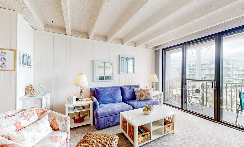Amazing beach block condo w/pool - centrally located to shops & restaurants