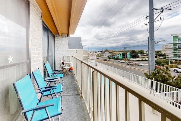 Amazing beach block condo w/pool - centrally located to shops & restaurants
