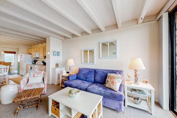 Amazing beach block condo w/pool - centrally located to shops & restaurants