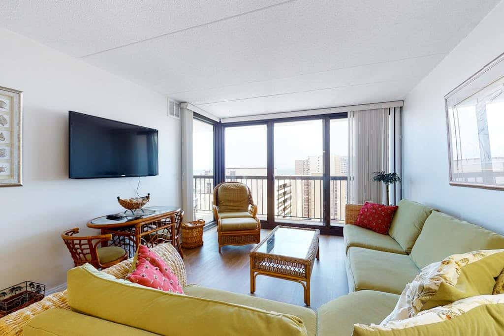 Bright beach condo with great location, balcony, pools, tennis & game room
